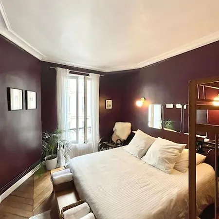 Apartment Parishome! Double Balcony, Art & Designer Touches *