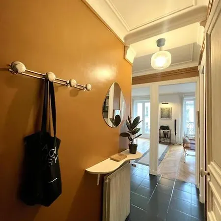 Parishome! Double Balcony, Art & Designer Touches Apartment *
