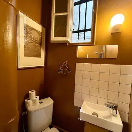 Apartment Parishome! Double Balcony, Art & Designer Touches *
