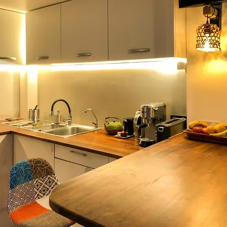 Apartment Charming House, Calm Garden In The Center Of