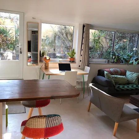 Apartment Charming House, Calm Garden In The Center Of