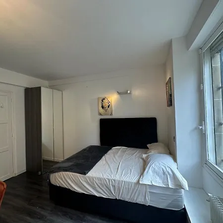 Beautiful Eiffel Tower Apartment