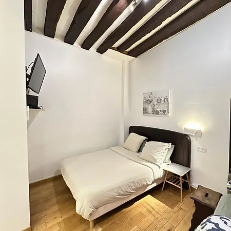 St Paul Marais Flat Ground Floor Apartment Paris