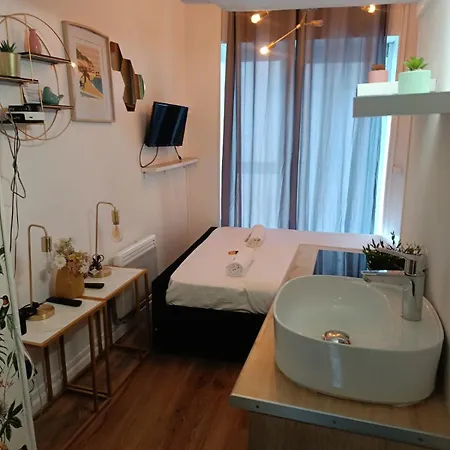 Quaint Studio Retreat For Two * Paris