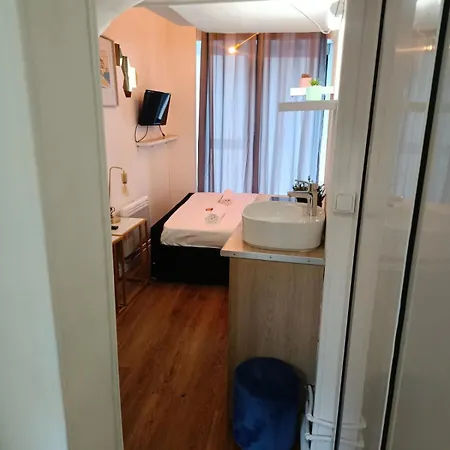 Quaint Studio Retreat For Two *