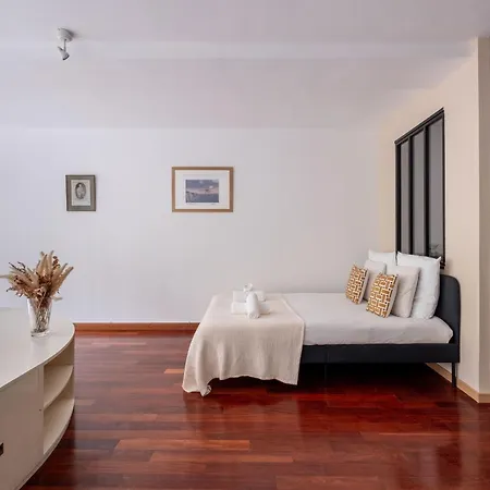 Loft D Exception Au Pied Des Champs-elysees Paris