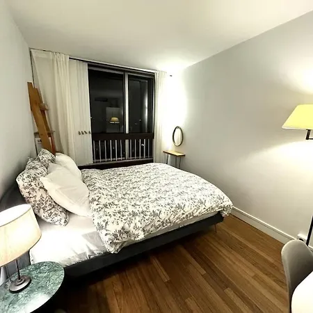 A Cozy Parisian Close To Eiffel Tower