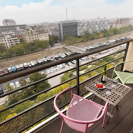 Floor With Eiffel Tower View And Roof 巴黎