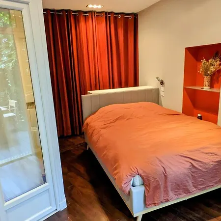 Beautiful With Private Garden Apartment Paris