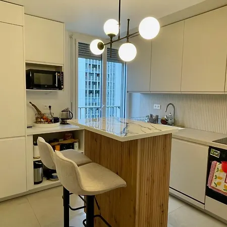 Beautiful T2 With Garden And Balconies Apartment *