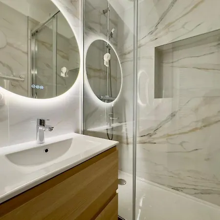 Charming 4p- Eiffel Tower Face Apartment Paris
