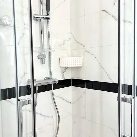 Lucas Salle De Bain Privative Parijs