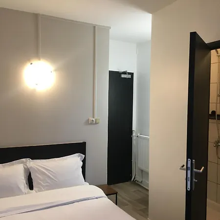 Le Saint Ouen Hotel *