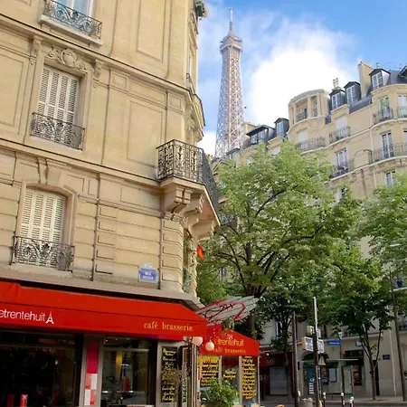 Eiffel Tower Stylish Retreat Apartment