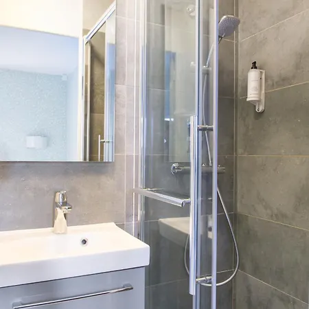 Hotel Avama Prony Paris