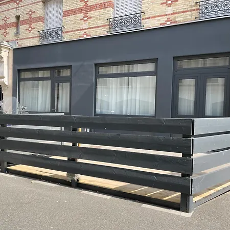 Apartment Lounge In A Cosy On Canal Saint-martin Paris