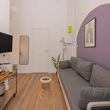 Modern In The 10th District Appartamento
