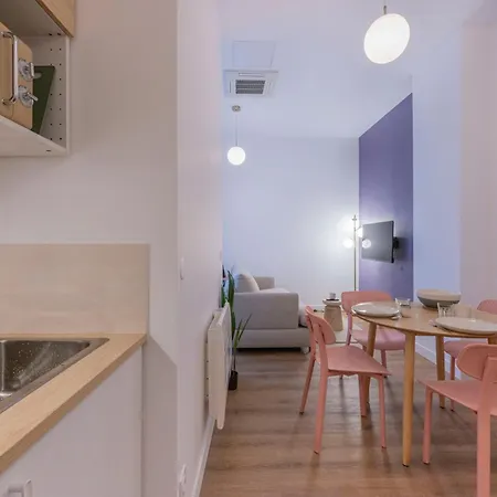 Modern In The 10th District Appartamento