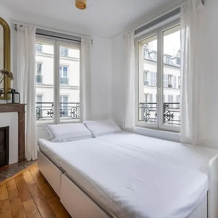 Cosy With 270 Degrees View On Streets Apartment *