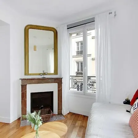 Cosy With 270 Degrees View On Streets * Paris