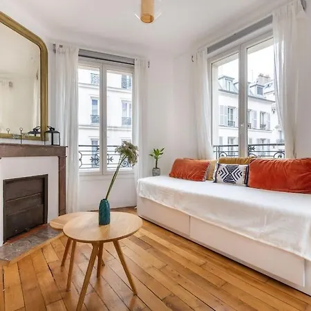 Cosy With 270 Degrees View On Streets Apartment