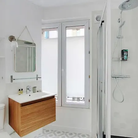 Cosy With 270 Degrees View On Streets Apartment Paris