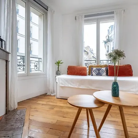 Apartment Cosy With 270 Degrees View On Streets
