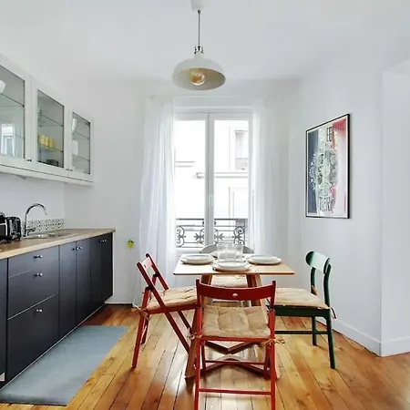 Cosy With 270 Degrees View On Streets *