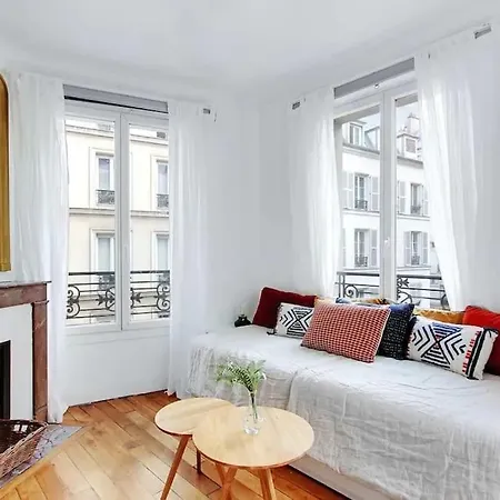 Cosy With 270 Degrees View On Streets * Paris