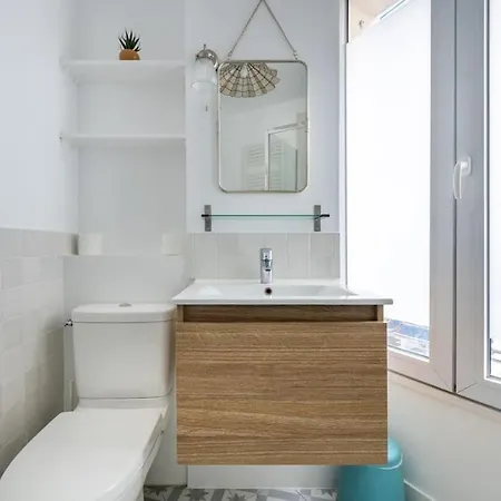 Cosy With 270 Degrees View On Streets Apartment