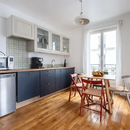Apartment Cosy With 270 Degrees View On Streets Paris