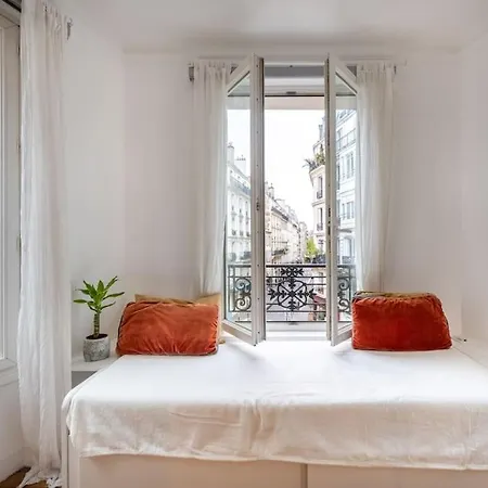 Cosy With 270 Degrees View On Streets *