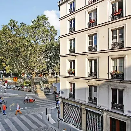 Cosy With 270 Degrees View On Streets * Paris