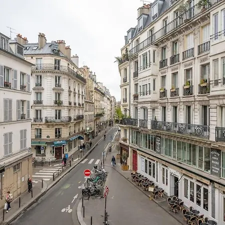 Cosy With 270 Degrees View On Streets Apartment