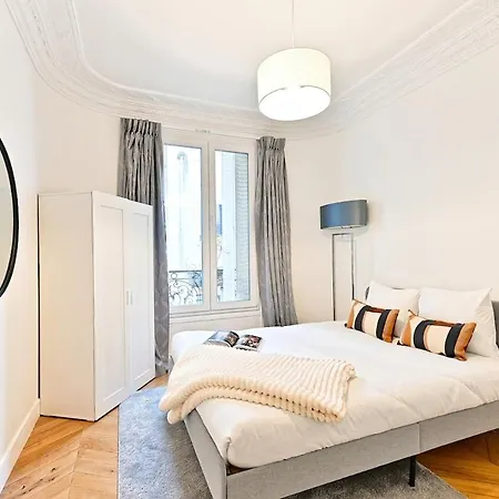 Spacious And Bright *