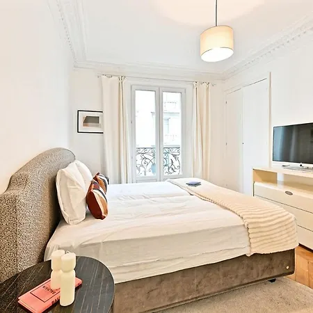 Spacious And Bright Apartment