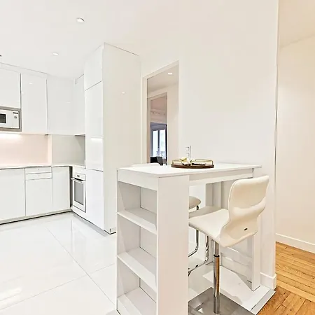 Spacious And Bright Apartment *