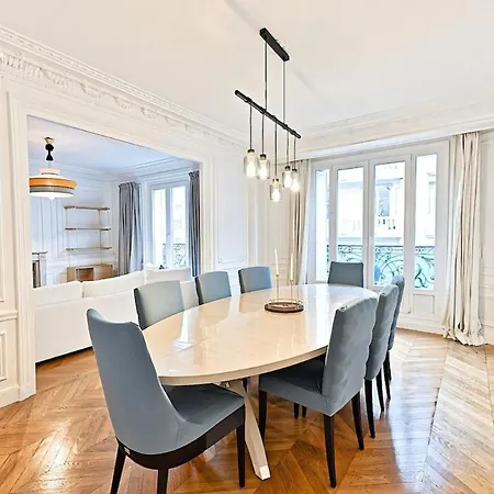 Spacious And Bright Apartment *