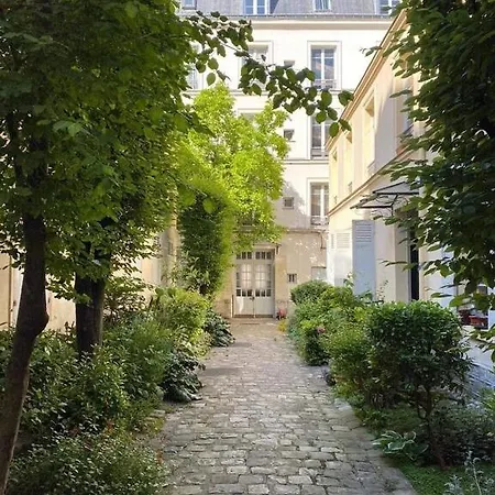 Quiet In Center Apartment Paris