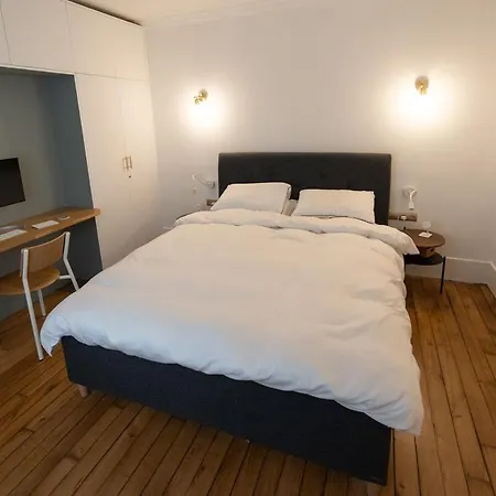 Minimalist Haussmannian 11 Apartment *