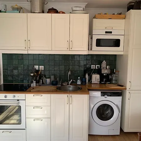 Sunny Escape In Belleville Apartment