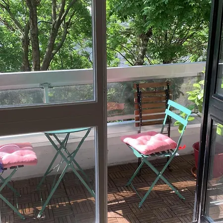 Sunny Escape In Belleville Apartment *