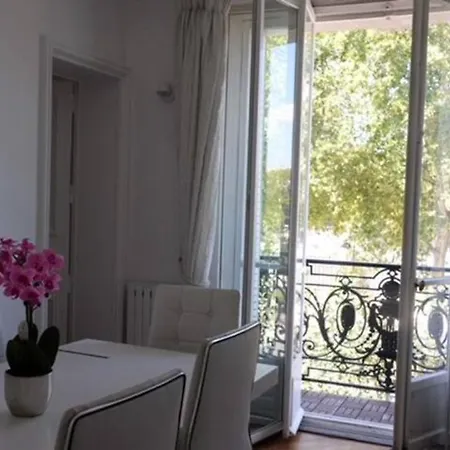 Проживание в семье Eiffel Tower Oasis 30m From Eiffel Tower *