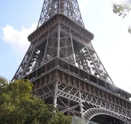 Eiffel Tower Oasis 30m From Eiffel Tower Проживание в семье