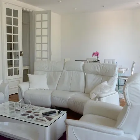 Проживание в семье Eiffel Tower Oasis 30m From Eiffel Tower Париж