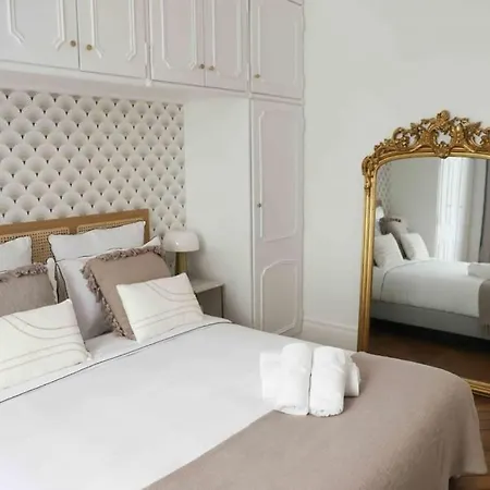 Charming 3 Bedroom Haussmannien In 17th Apartment