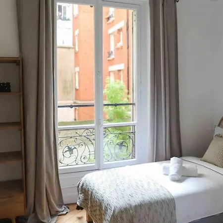 Charming 3 Bedroom Haussmannien In 17th Párizs