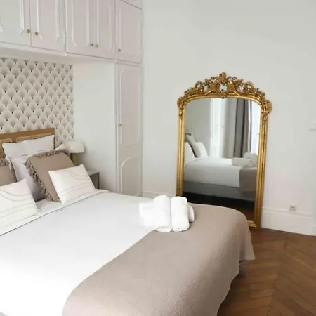 Charming 3 Bedroom Haussmannien In 17th * Párizs