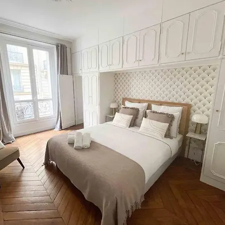 Charming 3 Bedroom Haussmannien In 17th Apartman Párizs