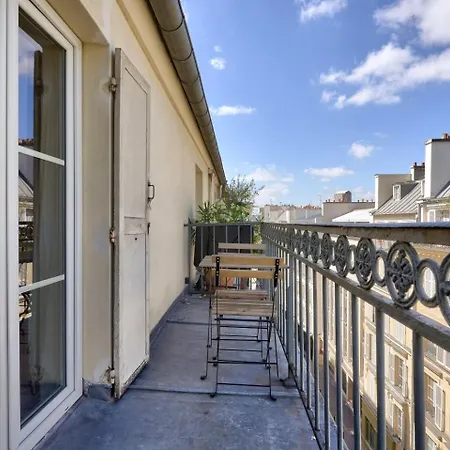 Stunning 1br Flat With Balcony Near Metro Station Apartment Paris